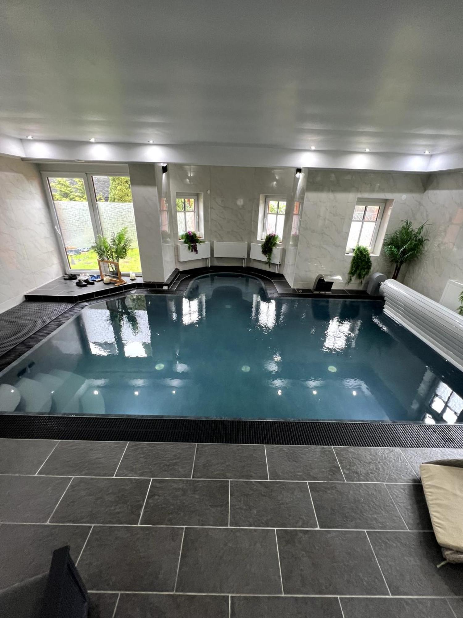 Haus Mit Pool โกรสเชอเนา ภายนอก รูปภาพ