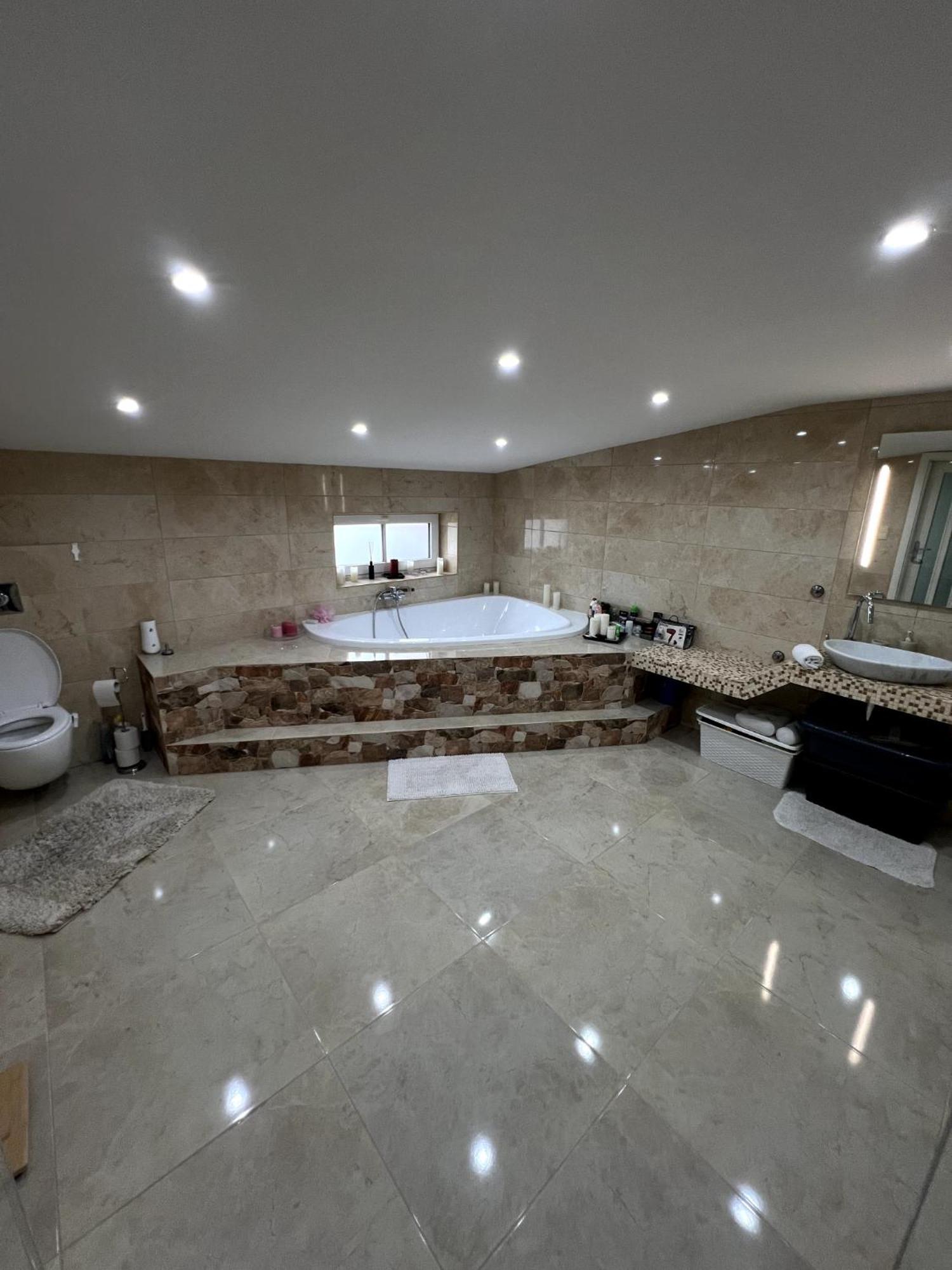 Haus Mit Pool โกรสเชอเนา ภายนอก รูปภาพ