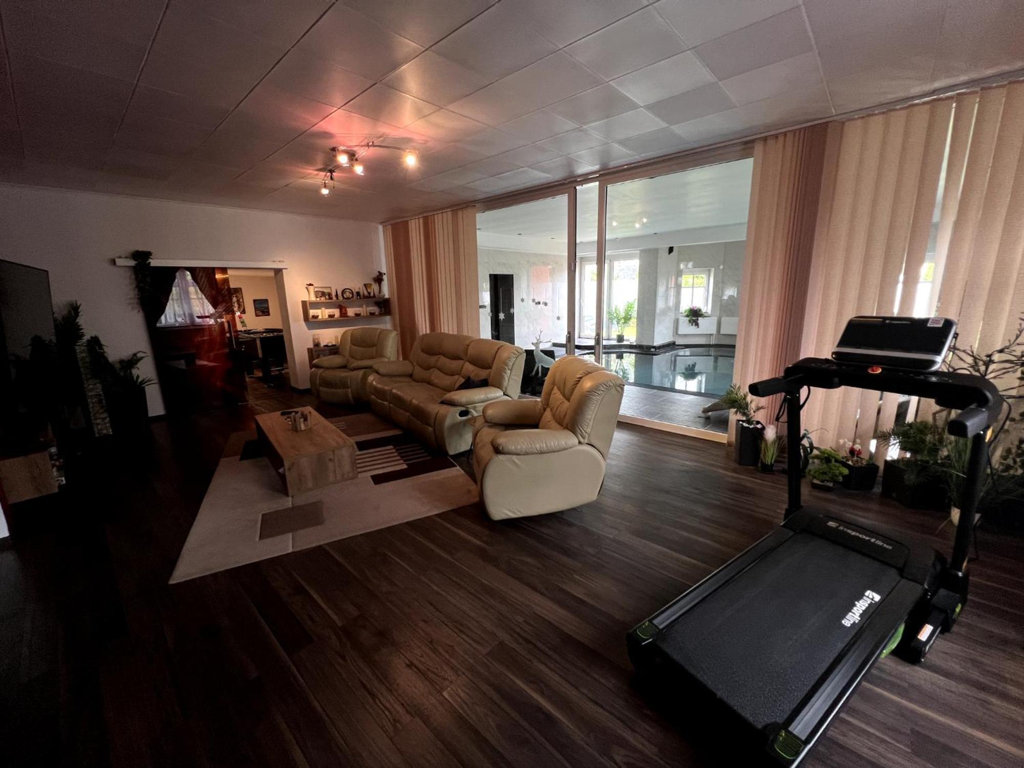 Haus Mit Pool โกรสเชอเนา ภายนอก รูปภาพ